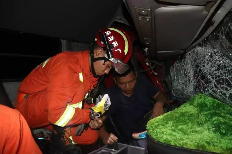 救援中 消防员挥汗如雨 狭小空间救人_驾驶室