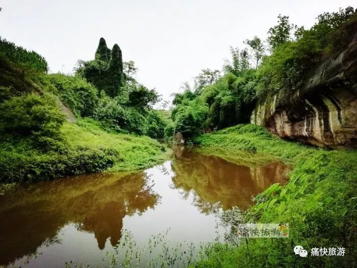 细雨中我们向贡井区章佳乡出发,进入章佳境内后行驶10多分钟,便抵达中