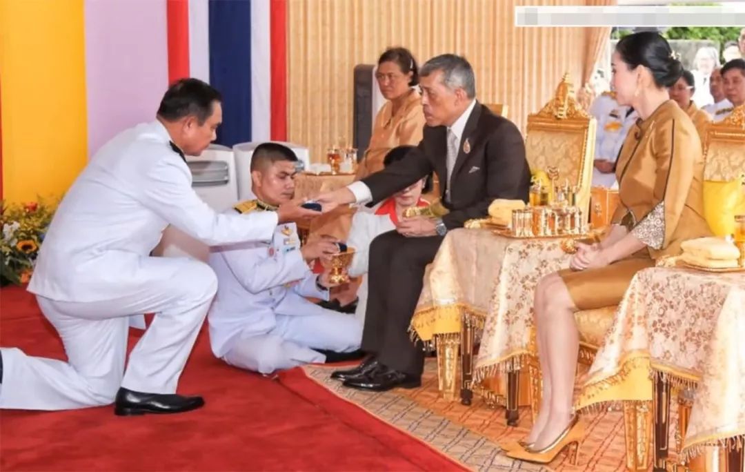 泰国王室核心成员齐聚!美女王后与诗琳通无交流,一改往日贤惠样