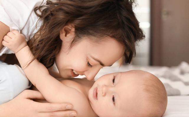                     别再给宝宝挤乳房了！科学护理方法，让宝宝更健康