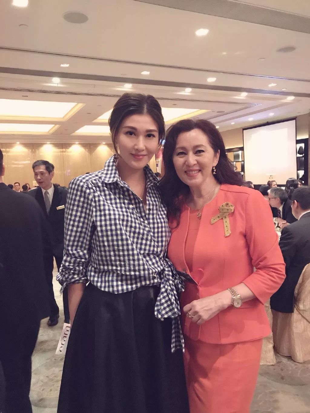 李彩桦晒照回应变脸,晒素颜还这么厚的滤镜,老了还是承认!