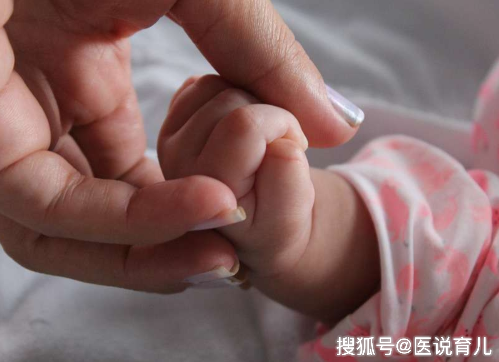                     原创            你家宝宝爱吃手吗，吃手是宝宝聪明的“暗号”，父母格外注意