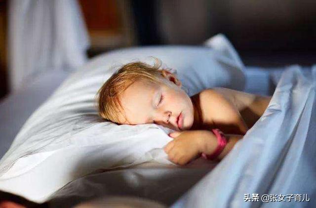                     孩子睡觉喜欢蹬被子的3大原因，父母怕孩子冷，成最大原因