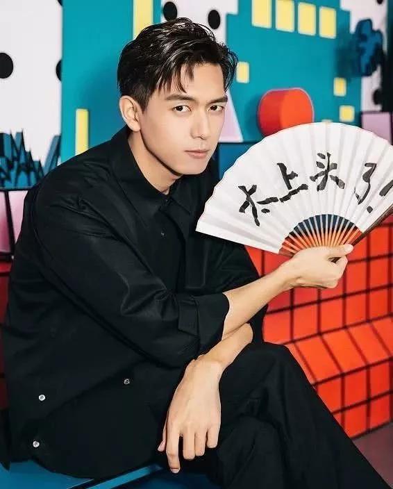 原创每天跑5公里8块腹肌的李现,曾经是160斤的胖小伙?