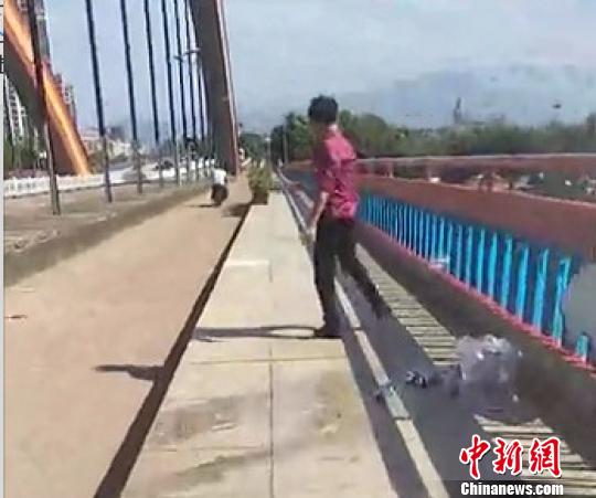 交警锻炼路遇男子跳桥轻生 生死瞬间将其死死抱住救下 优德优德w88官方网站