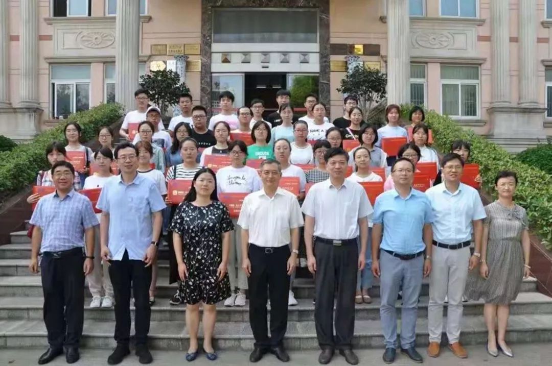 南师校领导赴优质生源基地中学为2019级新生颁发录取通知书