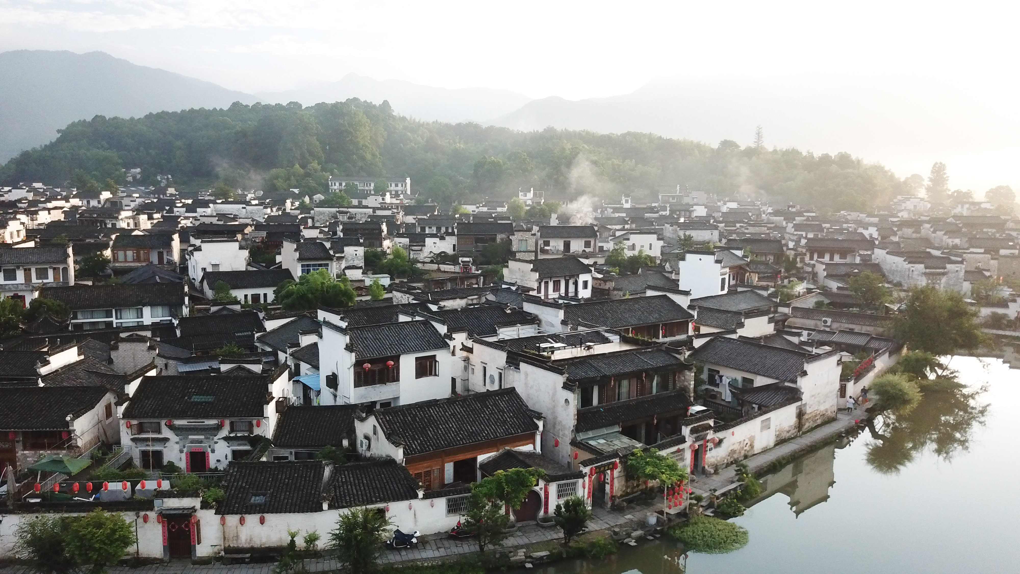 清晨的安徽黟县宏村风景区(6月23日无人机拍摄).