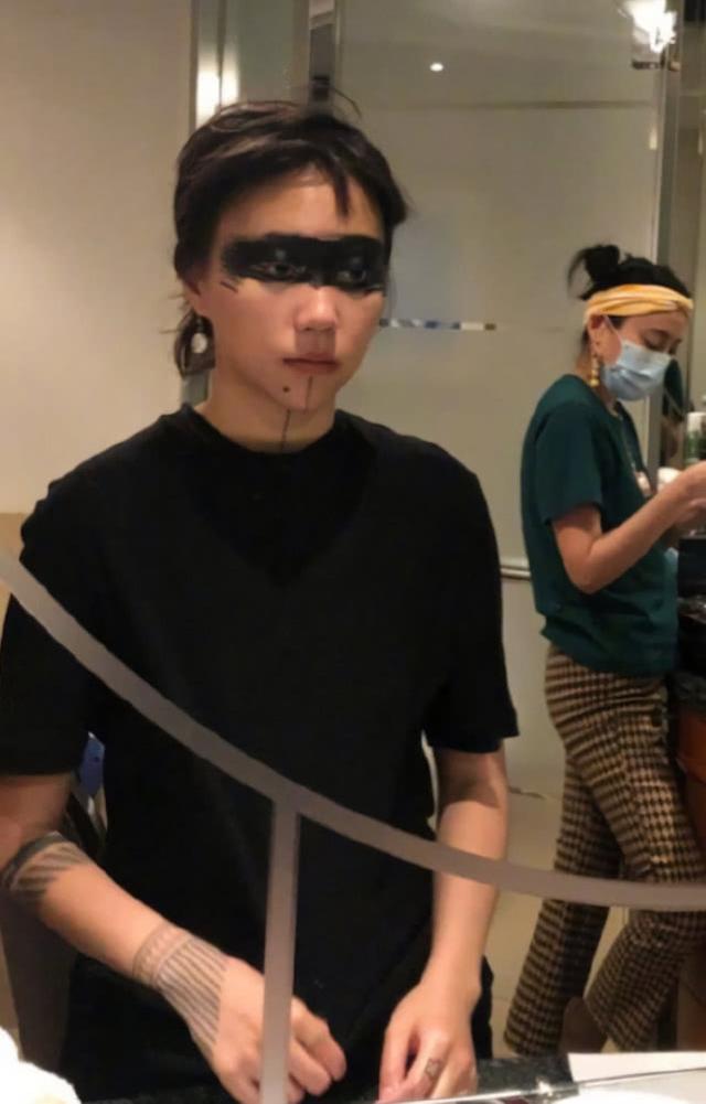窦靖童首次挑战黑眼妆,却不被大多数人理解,网友:恕我欣赏不来 澳门银河投注站