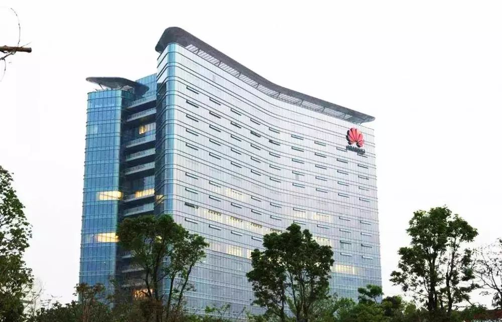 02 华 为  华为于1987年成立,总部位于 深圳龙岗区坂田 是 全球领先