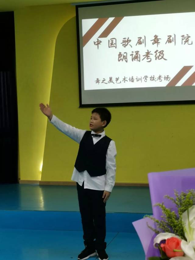 欧 美 舞 芭 蕾 舞 爵 士 舞 街 舞 模特礼仪 服装表演 播音主持 朗诵