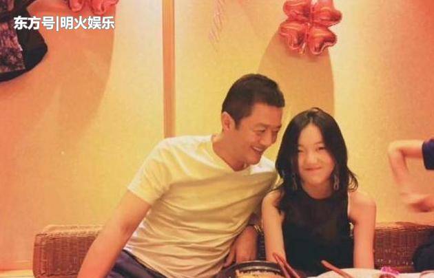 李亚鹏女友晒美照,手捧玫瑰花秀恩爱