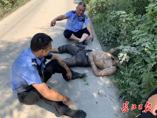得知男子跌落路边泥水沟,他们不顾脏臭跳了下去 FG电子app下载