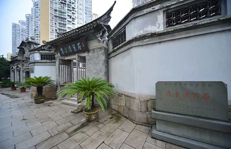 旧居内的陈列按照朱自清先生当年的起居室,生活,温州踪迹