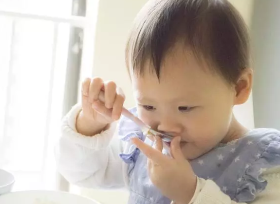                     带娃多注意：娃不满2岁，5种食物别碰，小心变成“病秧子”！