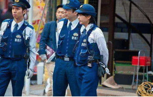 日本20多岁女警同时和3个男士交往, 有2名是直系上司