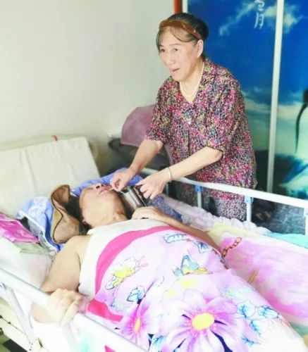 “最美妻子”李泉秀:照顾瘫痪丈夫33年 188体育app下载