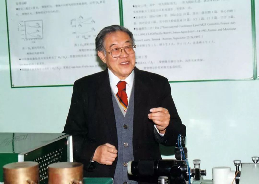 徐邦裕后来成为我国首位进入 徐邦裕在实验室.