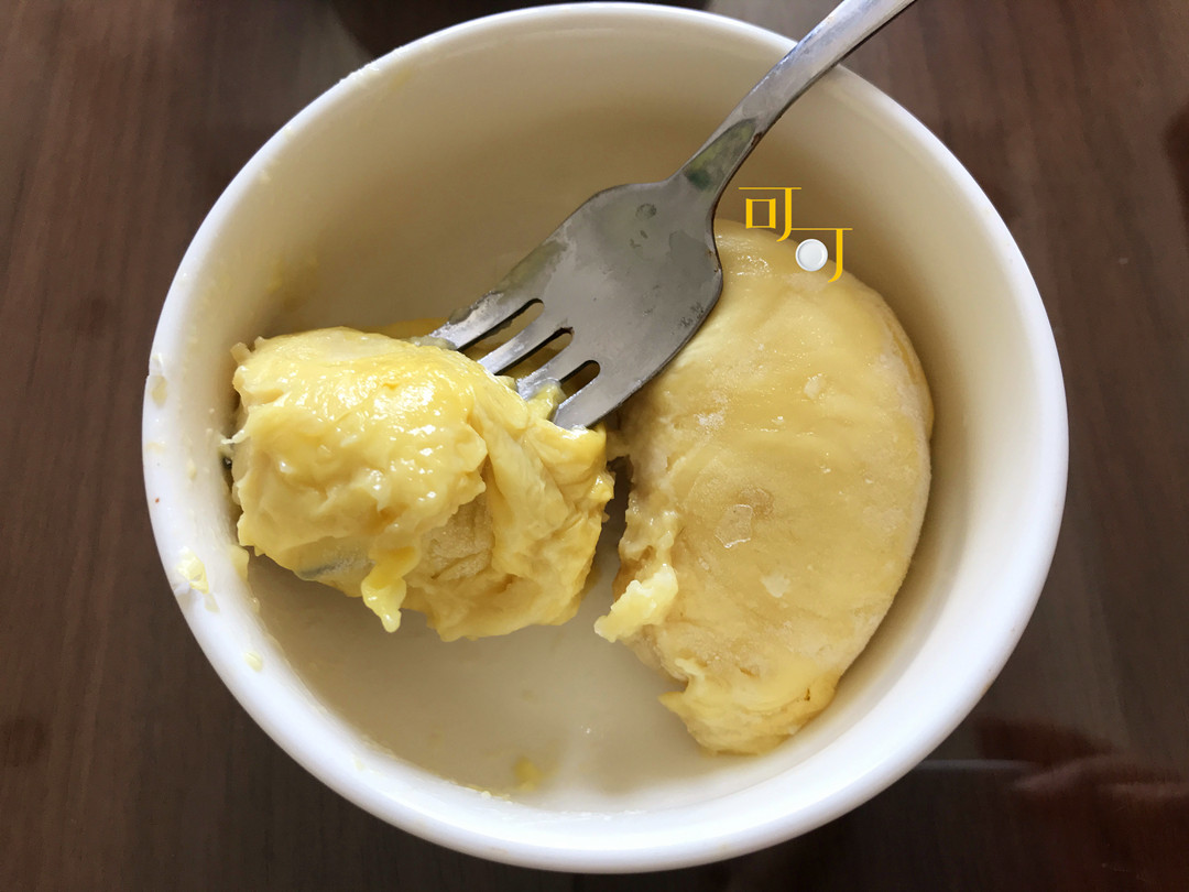 一来让她早点化开,二来也中和一下甜度,吃起来有榴莲牛奶冰淇淋的口感