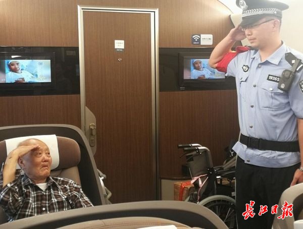 回汉列车上,楷模张富清嘱托乘警牢记使命 亚洲通备用网