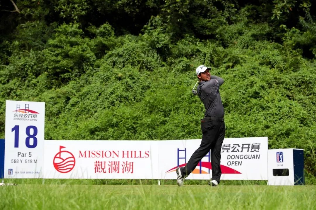黄文义(中国)叶沃诚(中国)前来东莞观澜湖高尔夫球会观战的热情观众图