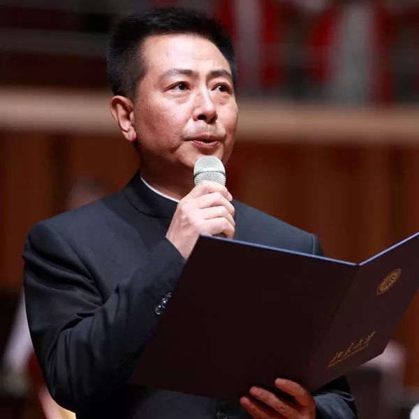 任志宏朗诵艾青的诗《光的赞歌》,献给八一建