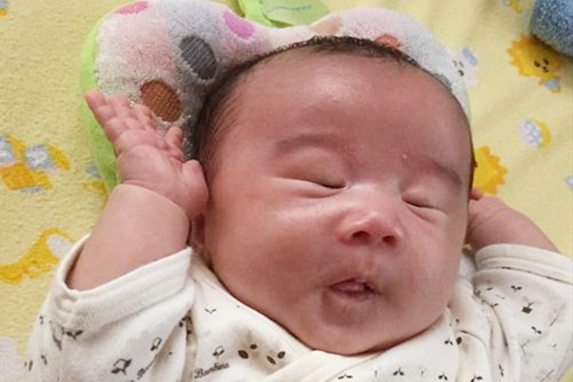                     原创            宝宝出生后眼睛睁不开，妈妈揪心不已，弄清楚原因后妈妈笑了