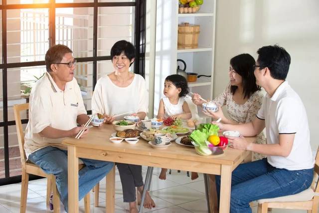                     因一个亲吻，孩子险失明！别再乱亲孩子了！