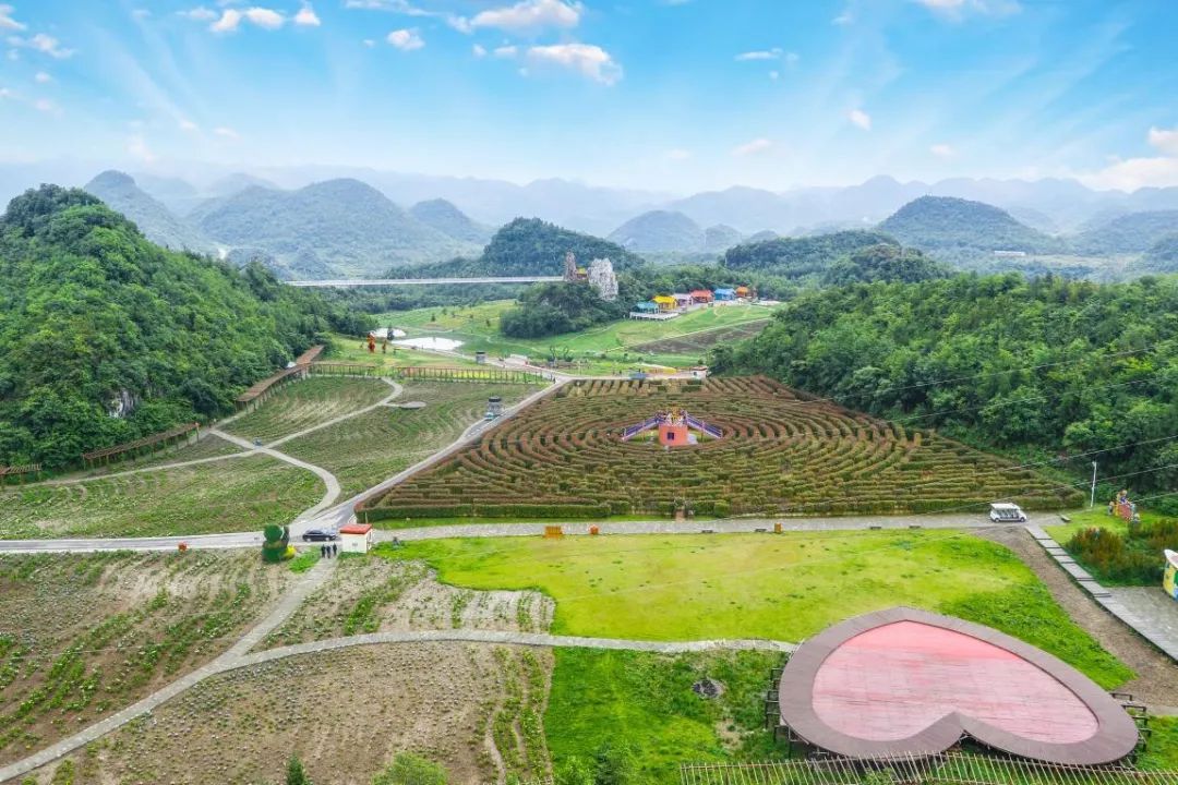 贵州盘州虎跳峡旅游景区 的土地,绿色的小草,碧绿的河水,简单的