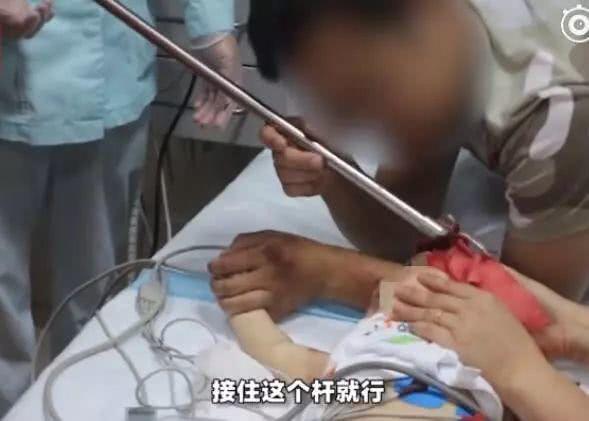                     爸妈吵架一扔晒衣杆，1米钢管直插婴儿脑袋，医生紧握小手超心疼