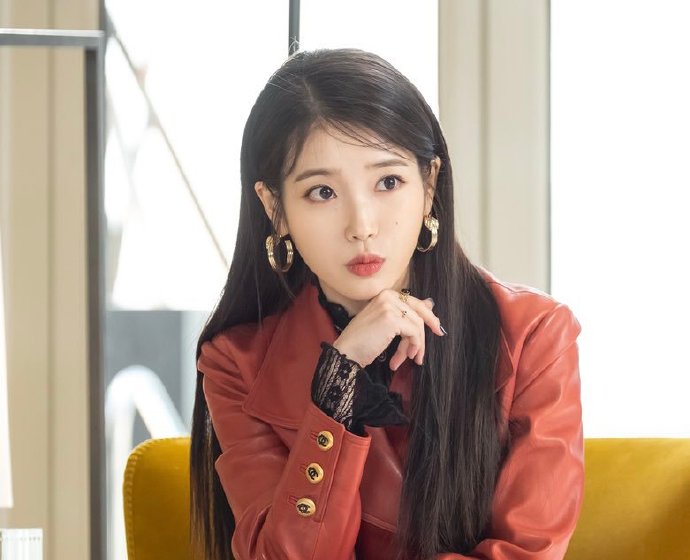 Iu别这么少女行不行 三集换40套造型我差点被美晕 然而她的化妆品我不敢 粉扑