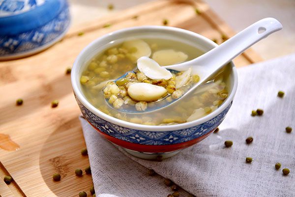                     原创            夏天饮料不一定适合孩子，家长以为营养健康，却可能造成不适