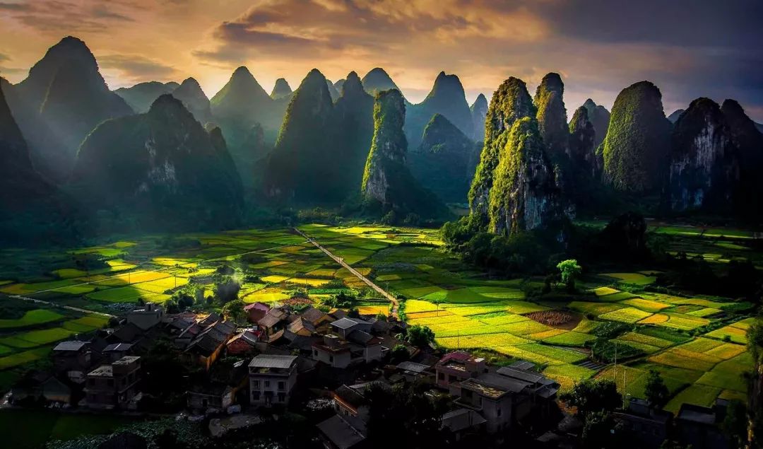 奇峰镇里有个 东山村,是一个隐匿在群峰峻岭间的小山村,这里一年四季