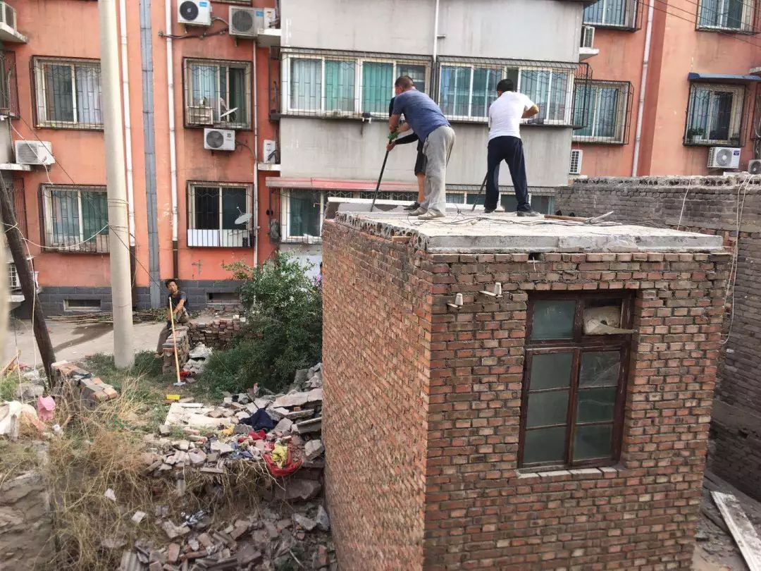 为了让违建户尽快同意拆除违建,工作人员上门入户,对违建户进行思想