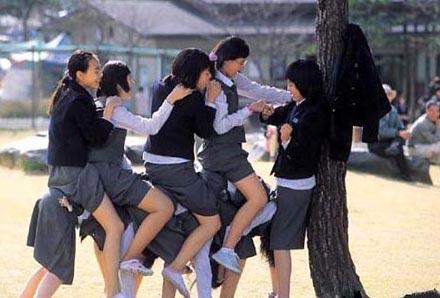 搞笑GIF趣图:妹子,你们这是玩的什么游戏,能不能让我也参加一下? 皇家娱乐国际娱乐
