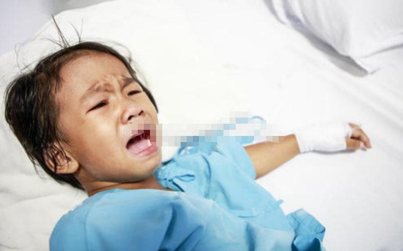                     孩子烫伤，是先脱衣服还是先冲水？90％的家长第一步就错了！