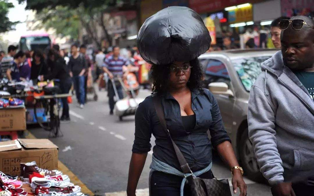 三十年前, 日本在驱赶了50万三非黑人时, 只用了一招!