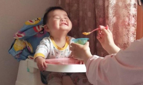                     带娃多注意：娃不满2岁，5种食物别碰，小心变成“病秧子”！