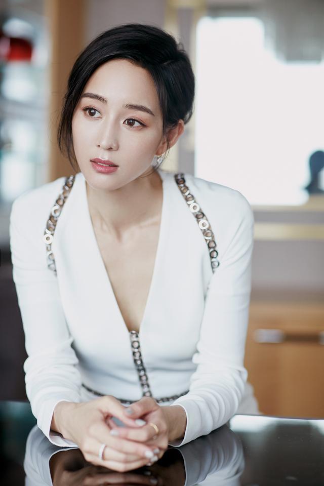 张钧宁亮相上海发布会 水蜜桃染唇妆带来夏日