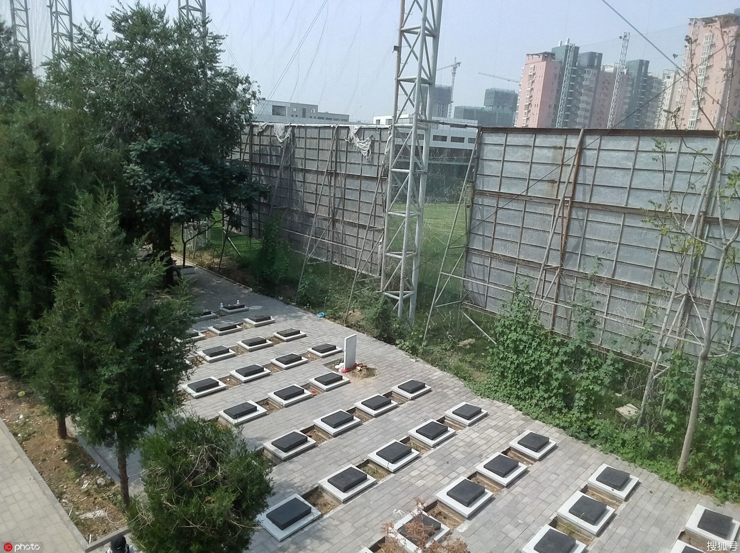 北京一小区附近现墓地 民政部门称未经审批