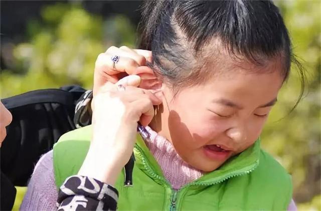 5岁孩子不停地掏耳朵,手电筒一照医生都吓坏了:早该来医院了 yg电子平台