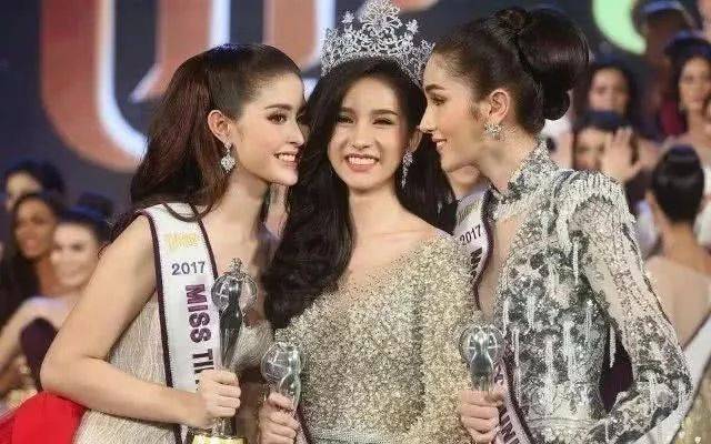 这位人妖名叫妮莎, 在2014年以大学生的身份 荣获了