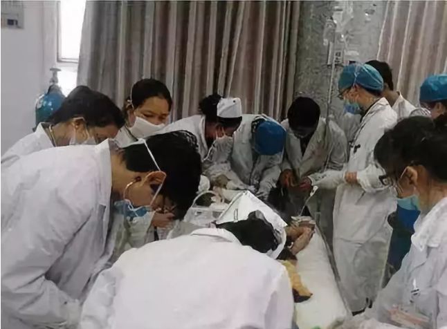                     2岁男童凌晨发烧身亡，只因爸爸一个动作！医生痛心：这种错误很多家长还在犯！