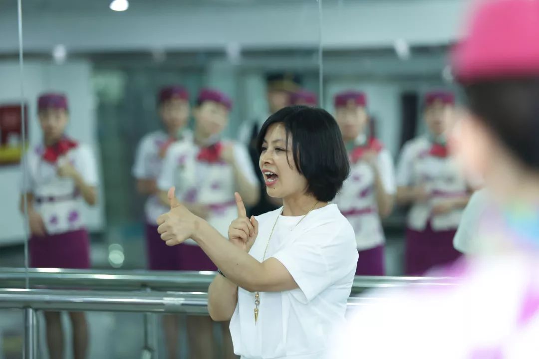 来!跟着动妹动少们一起学哑语