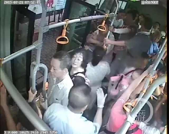 乘客吵得不可开交!司机停车说了一句话,整辆车都安静了 澳门皇冠注册网址