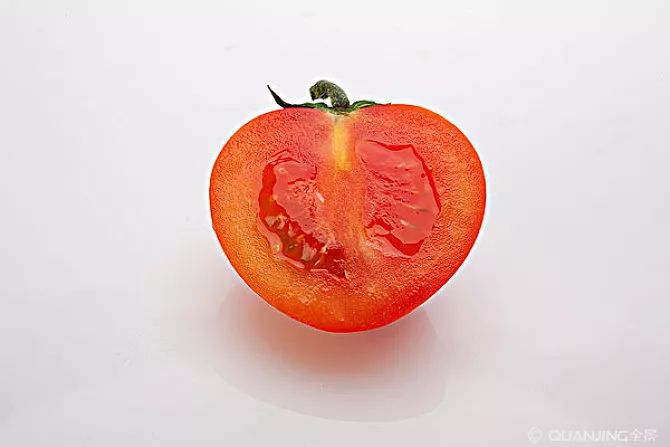 西红柿 冰冻后的西红柿,局部或全部的果实成水浸状,软烂或蒂部开裂