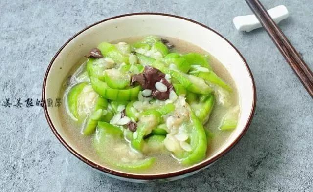 丝瓜跟它一起炒,是天然“美白液”,三伏天坚持吃,40岁也很美! 巴黎人在线开户