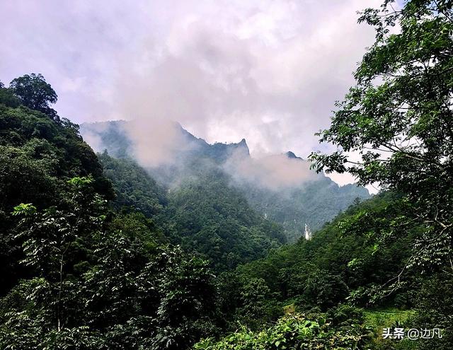 高黎贡山中的"千古情侣"阴阳山瀑布