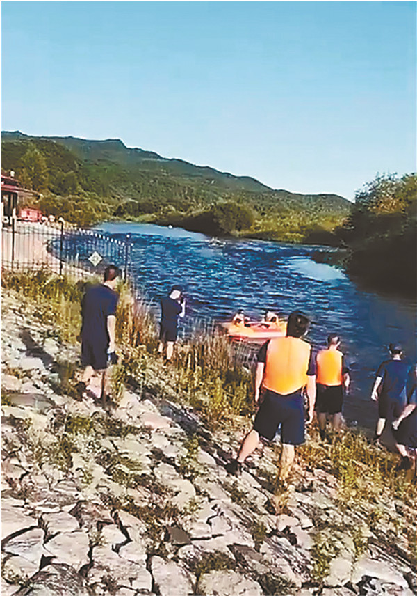 驴友团 水过河遇险 3人溺亡1人失踪