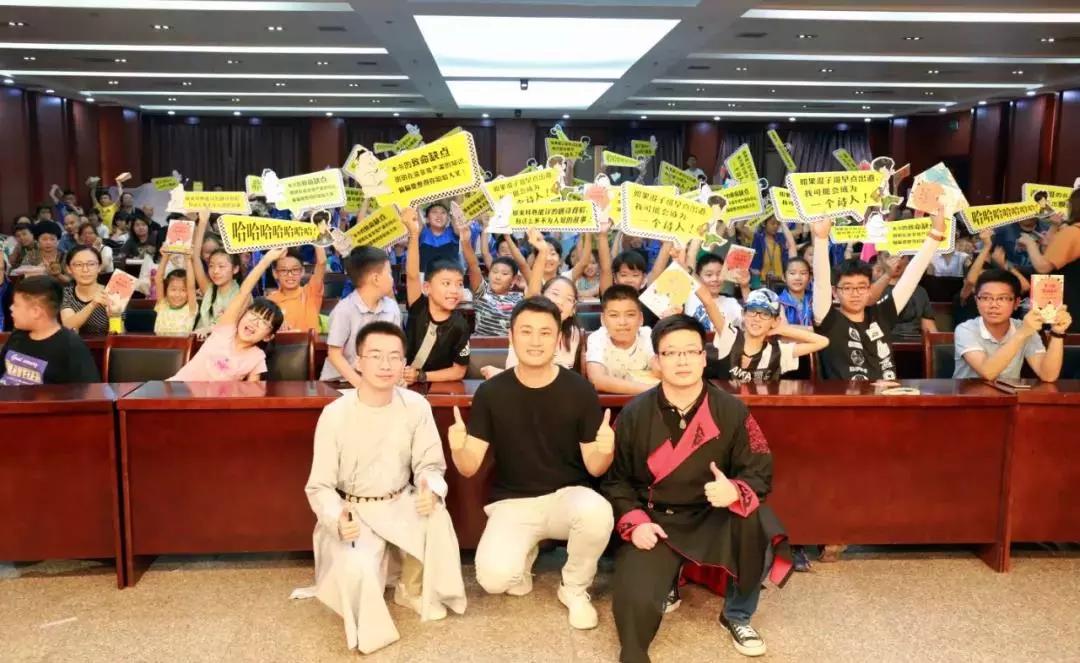 往年签售都是混子哥一人挑大梁,本次签售特意加入两位"混子曰"团队