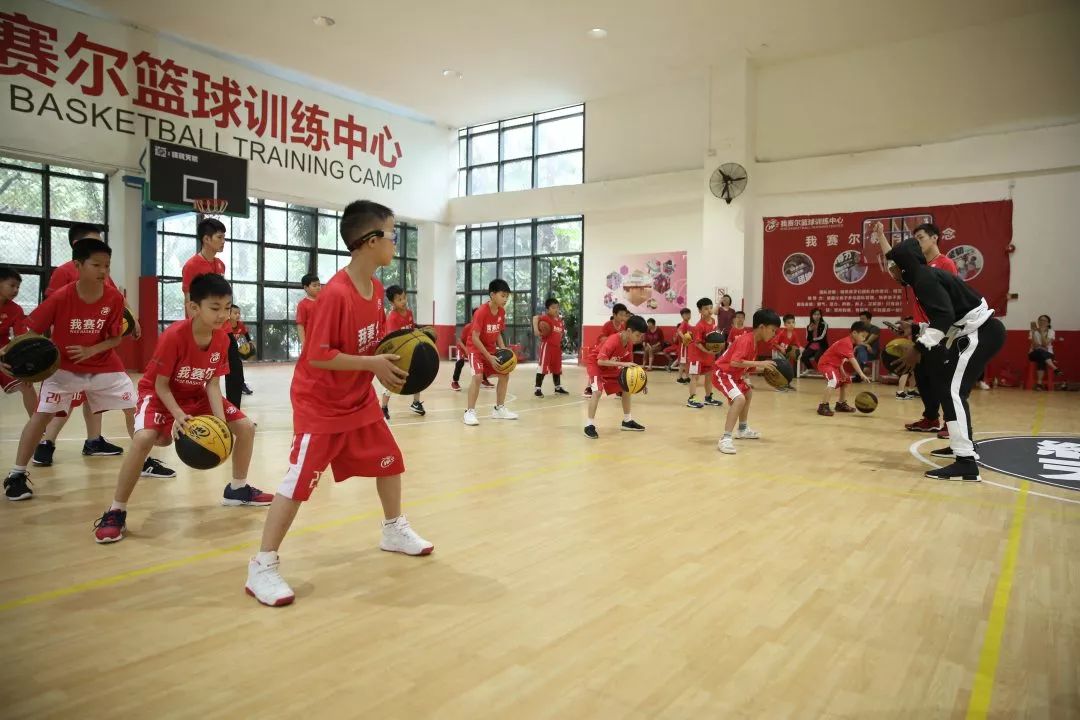 国际化青少年篮球训练封闭式管理7天蜕变球场大神